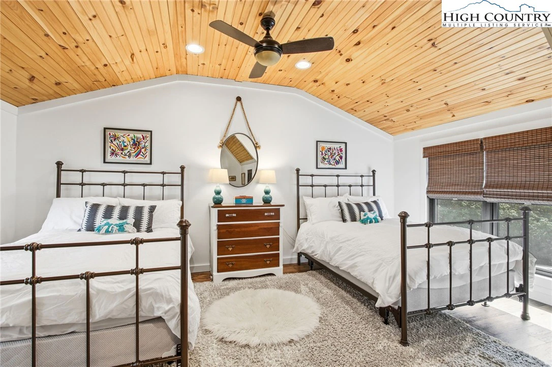 Image number 3 for the current listing