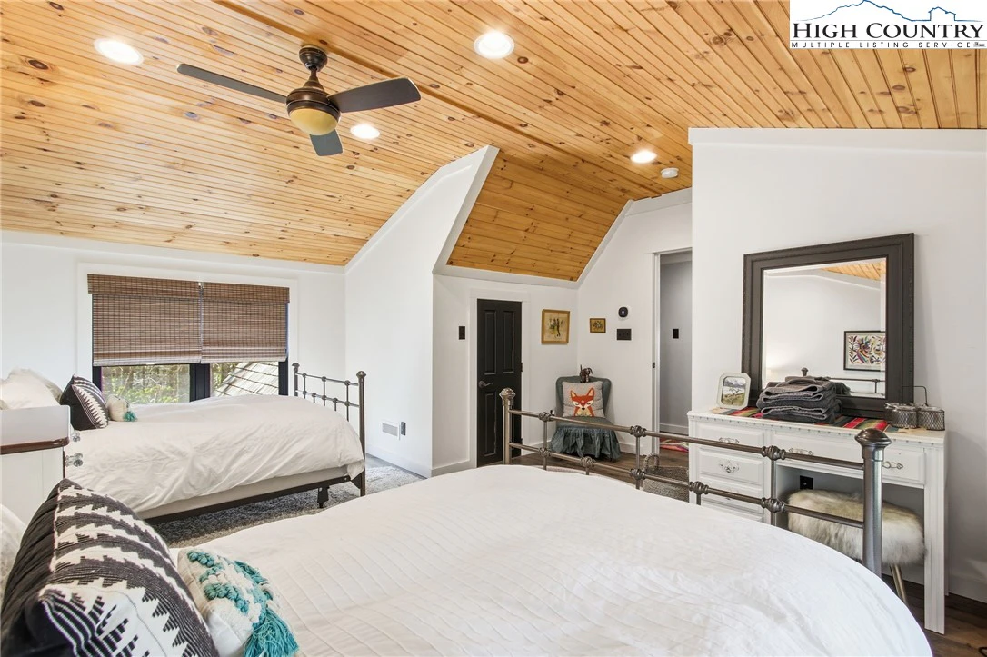 Image number 4 for the current listing