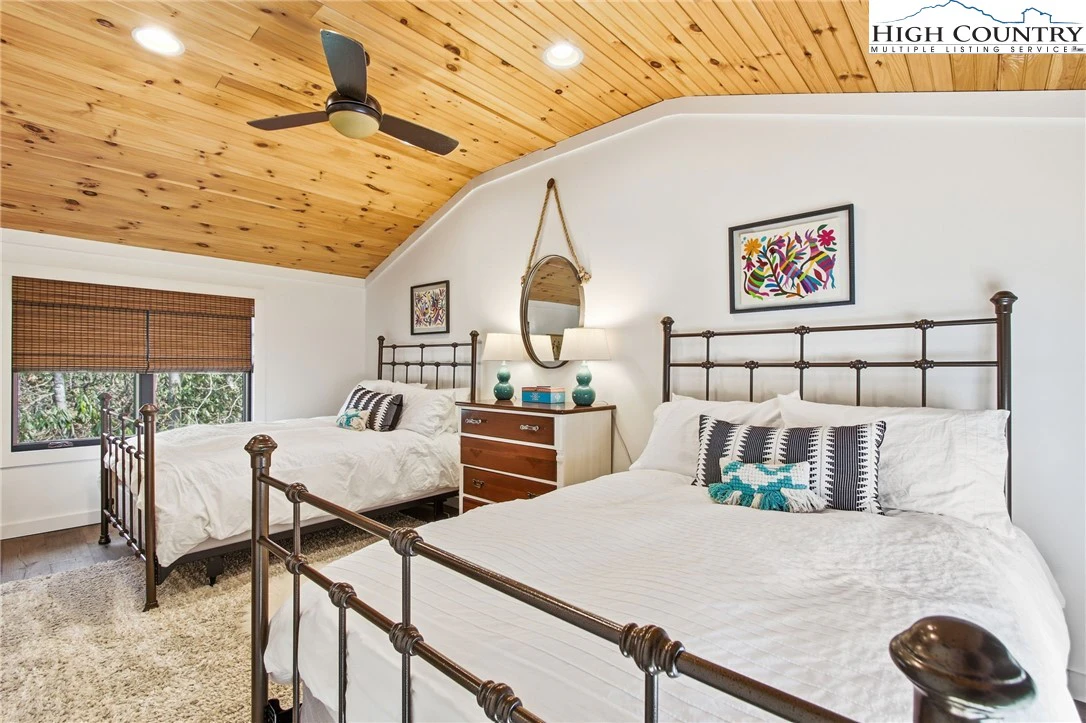 Image number 5 for the current listing