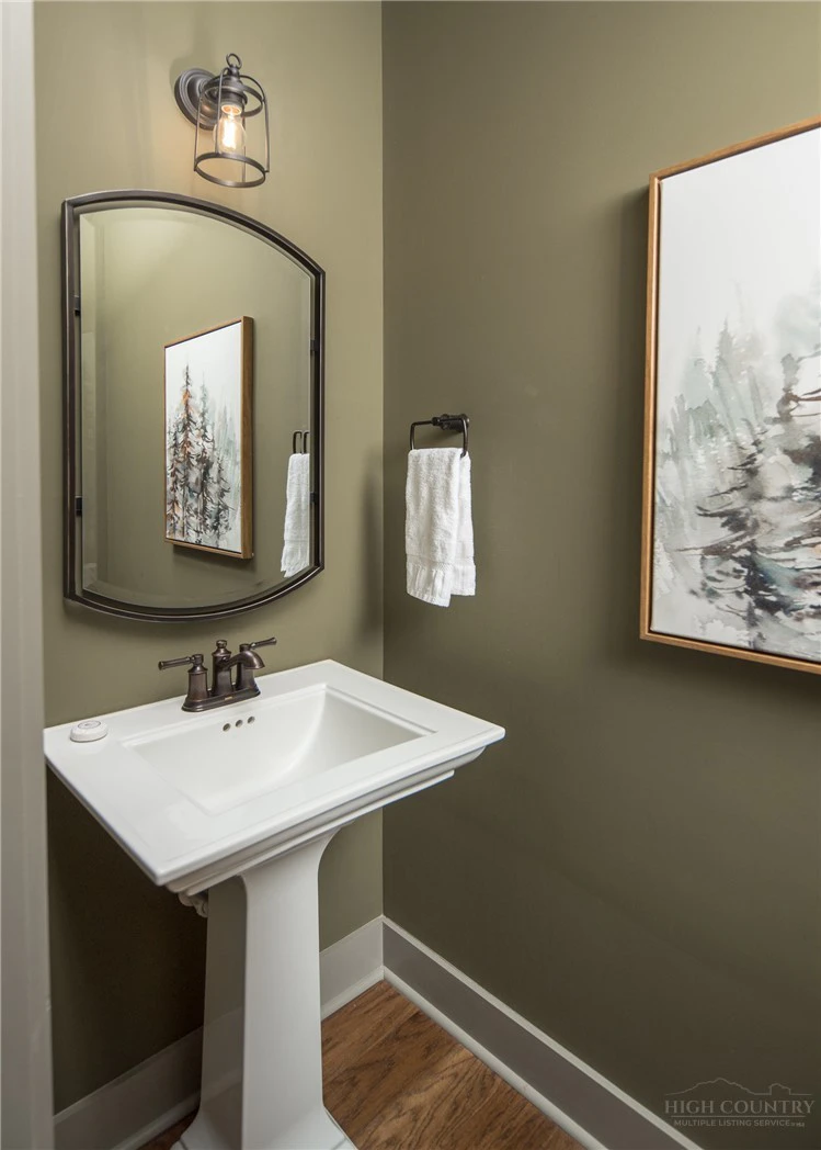 Image number 8 for the current listing