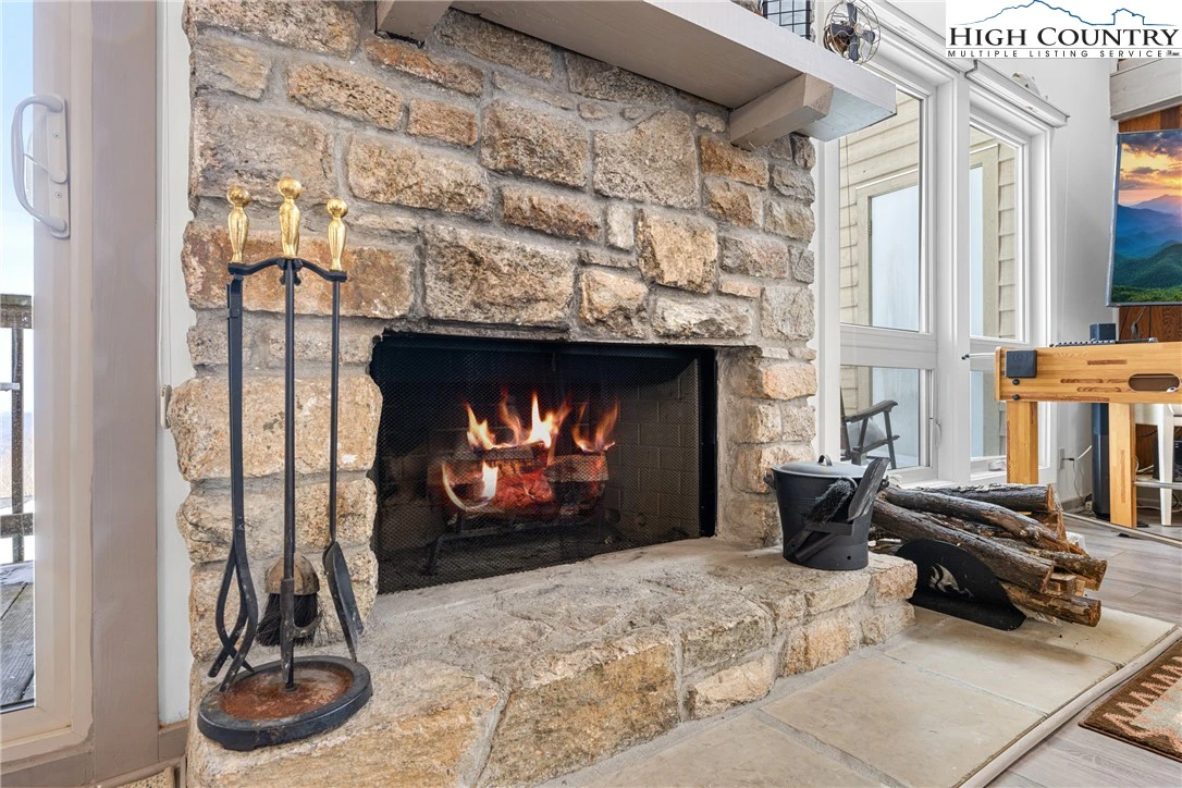 Image number 17 for the current listing