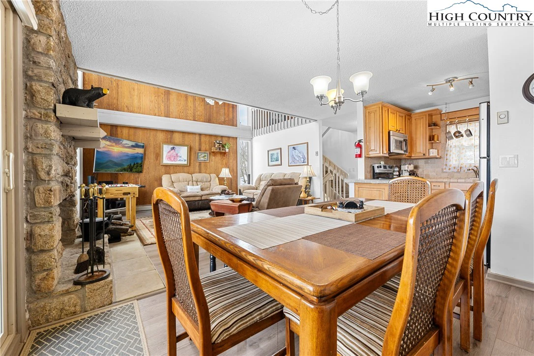 Image number 15 for the current listing