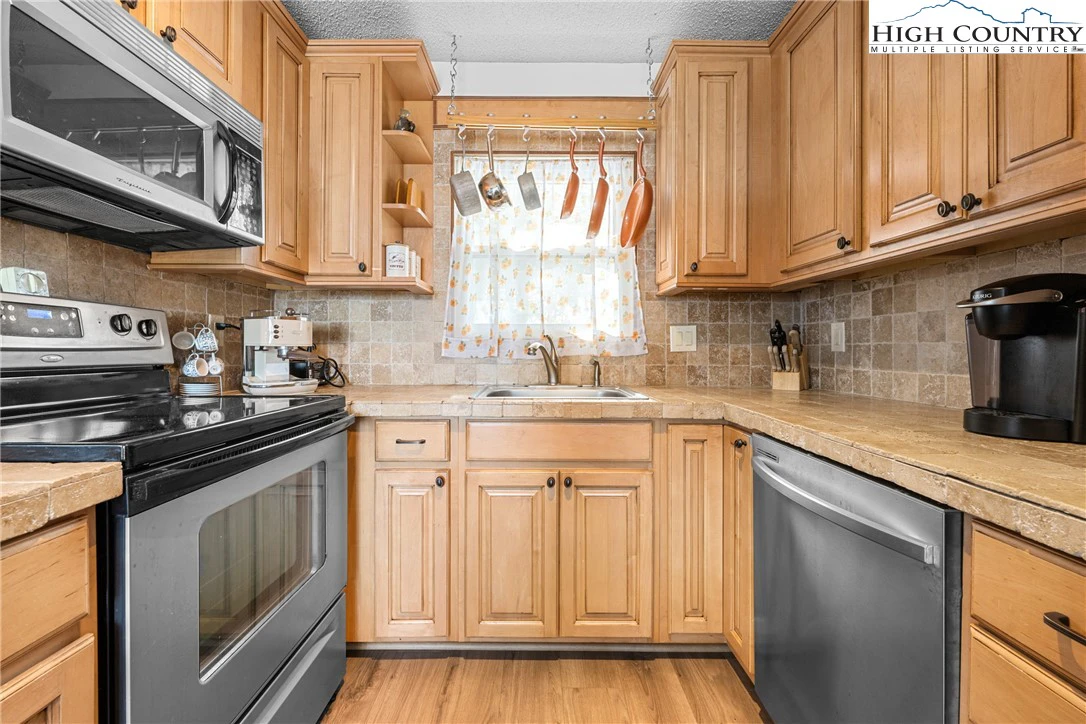 Image number 14 for the current listing