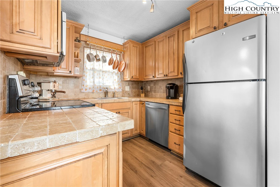 Image number 13 for the current listing