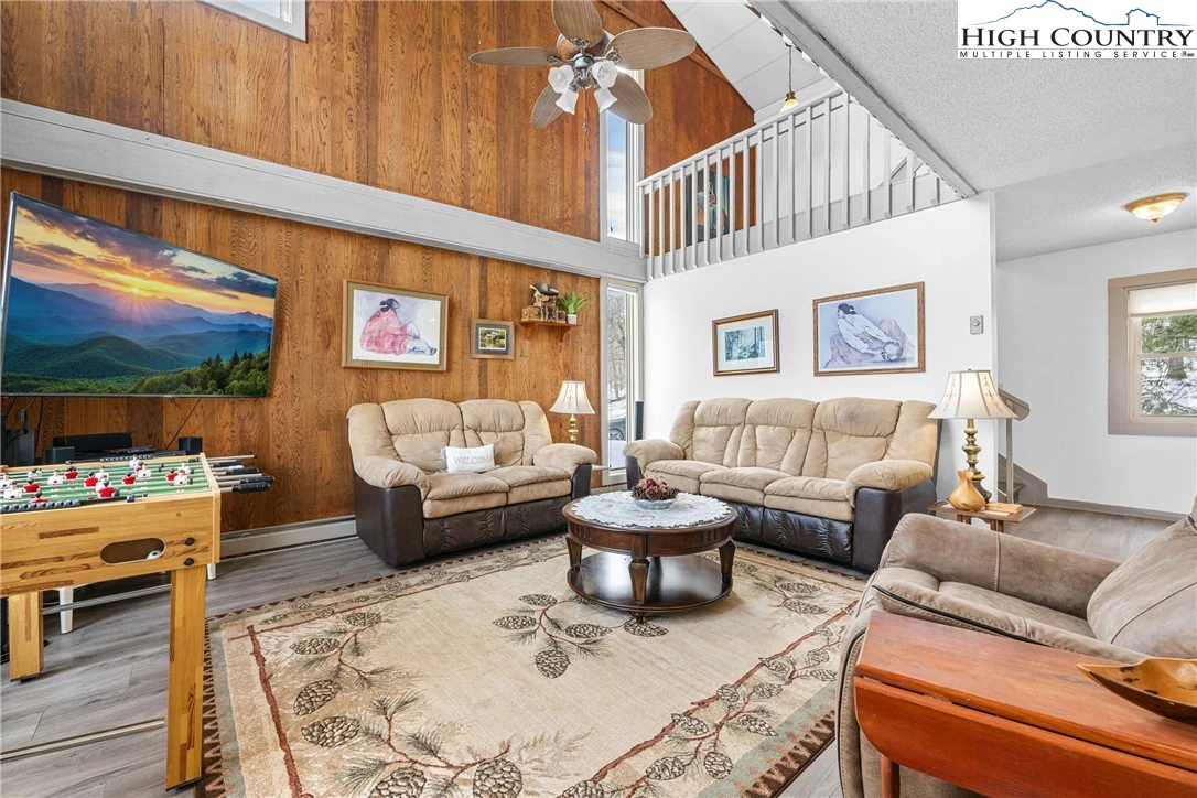 Image number 19 for the current listing