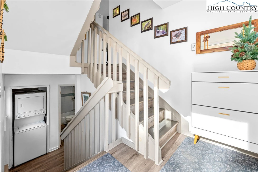 Image number 21 for the current listing