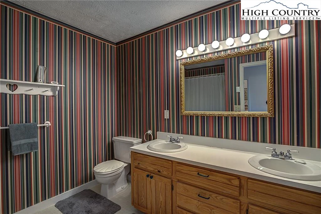 Image number 7 for the current listing