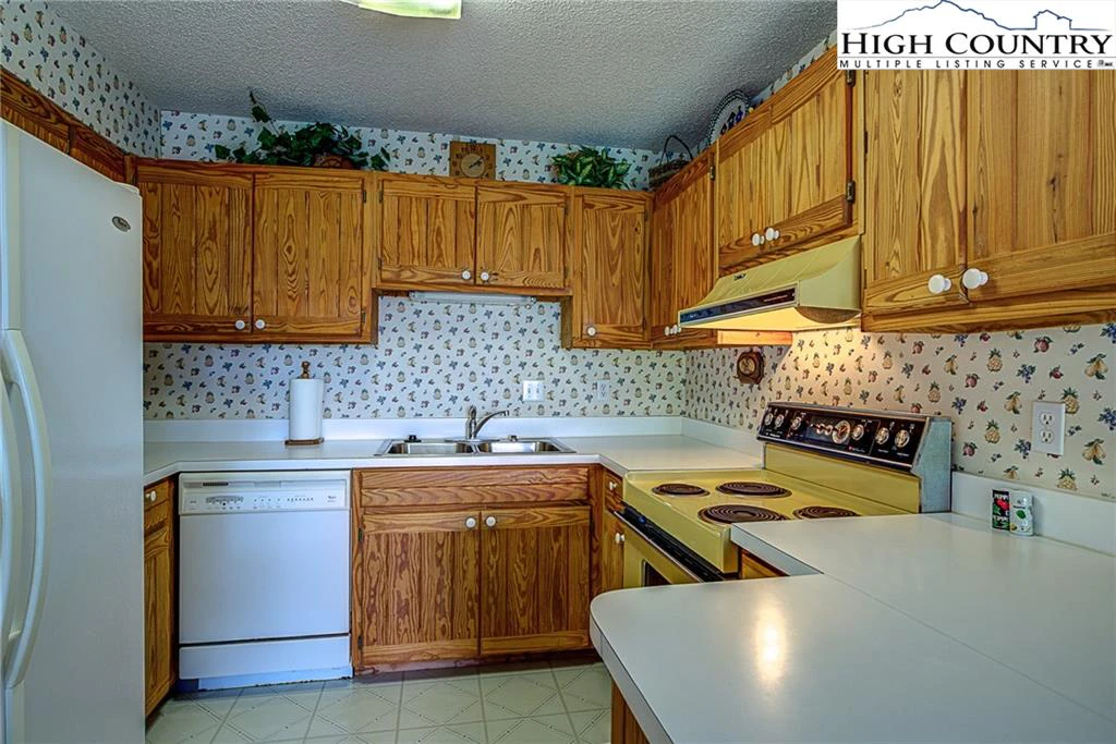 Image number 15 for the current listing
