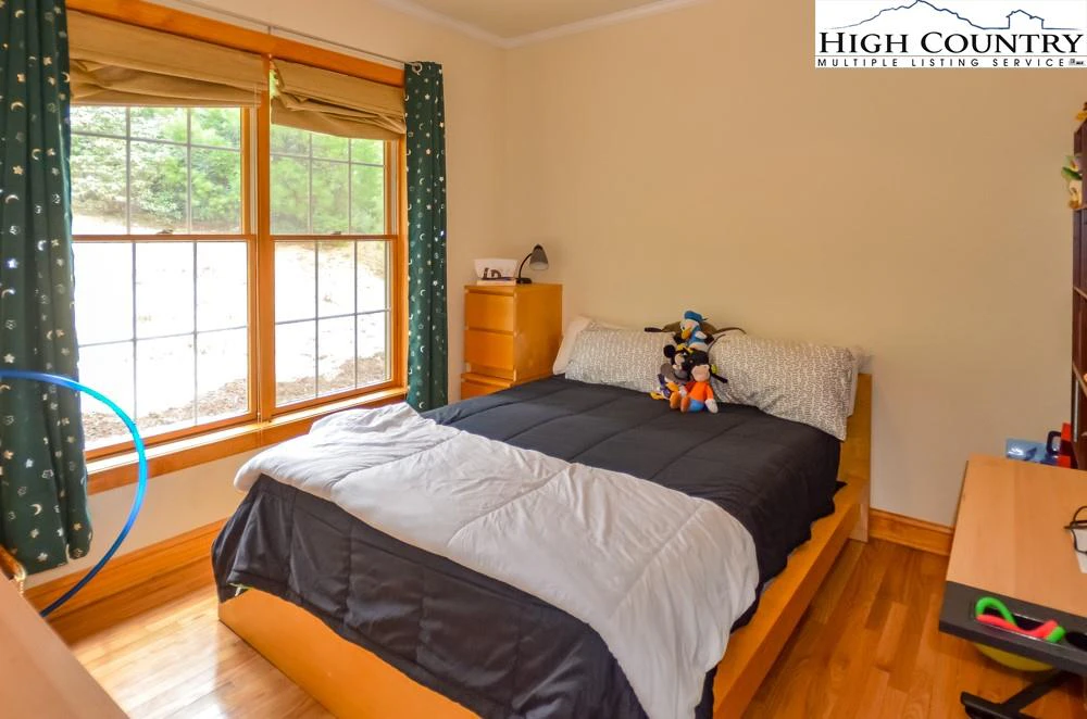 Image number 10 for the current listing