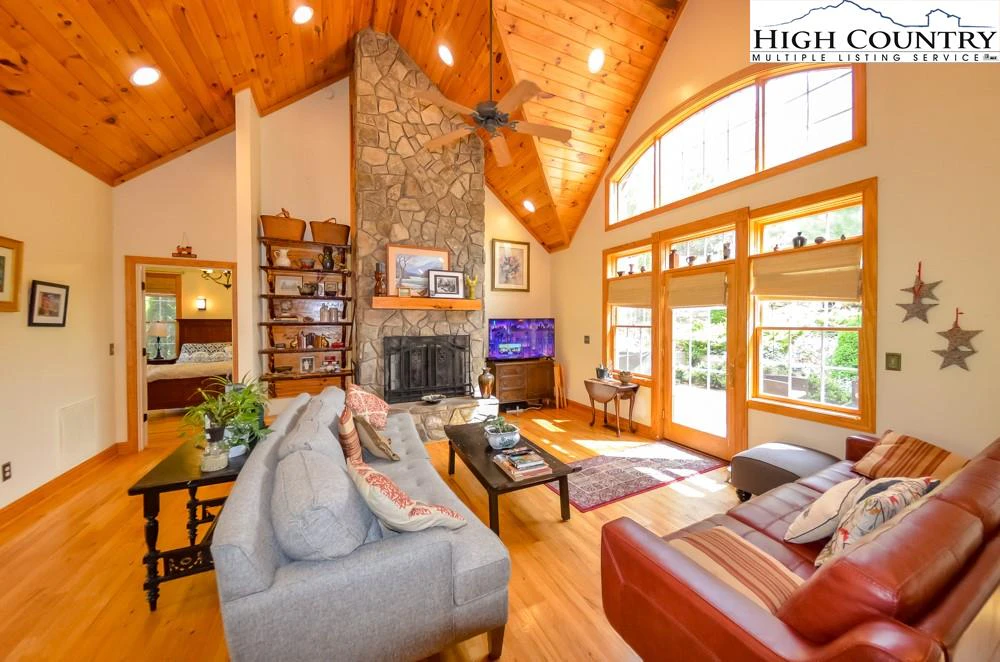 Image number 21 for the current listing