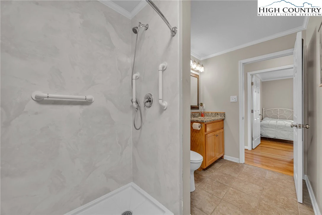 Image number 6 for the current listing