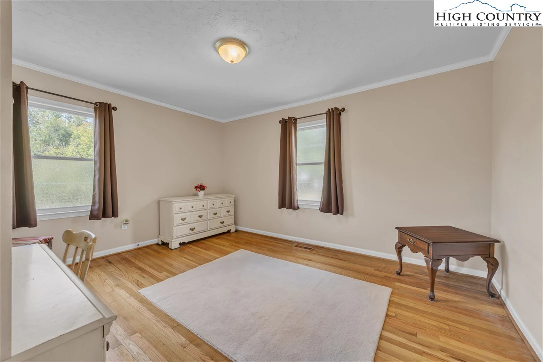 Image number 9 for the current listing