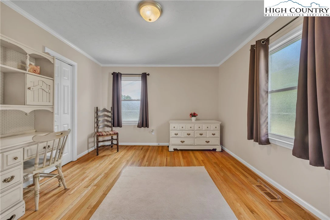 Image number 10 for the current listing