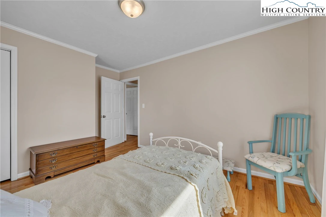 Image number 13 for the current listing