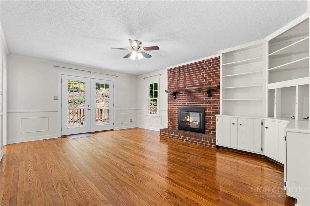 Image number 14 for the current listing