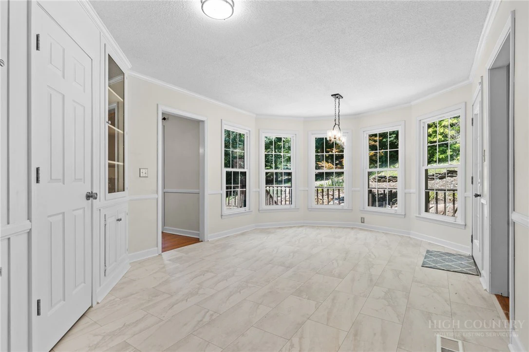 Image number 8 for the current listing