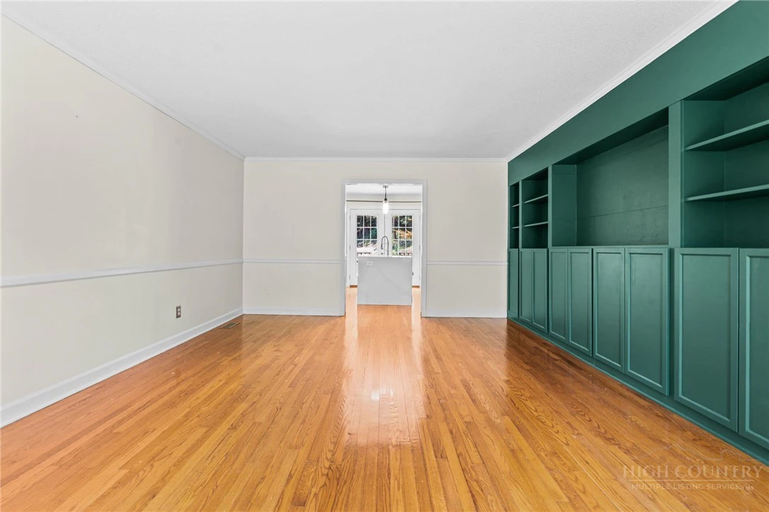 Image number 11 for the current listing
