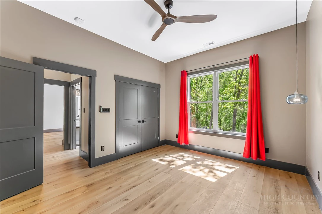 Image number 14 for the current listing