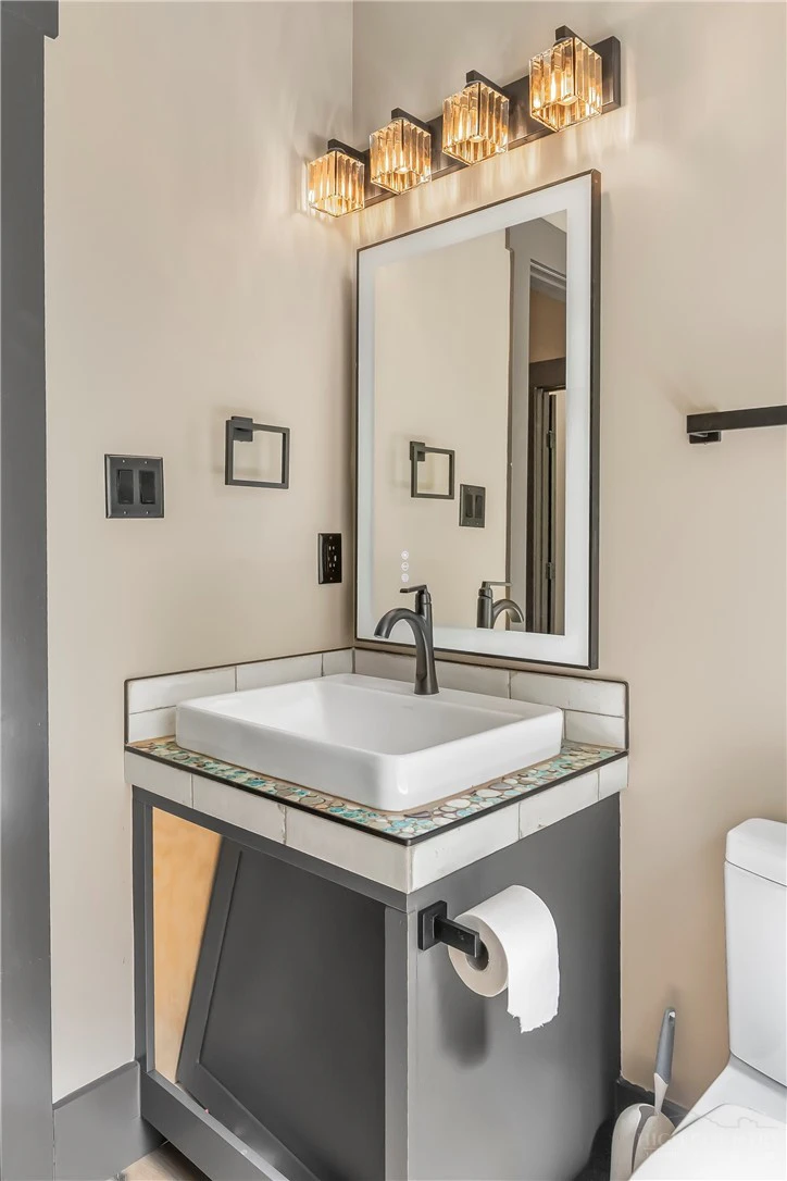 Image number 3 for the current listing