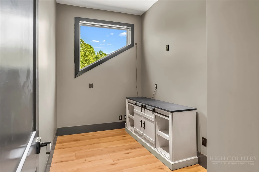 Image number 4 for the current listing