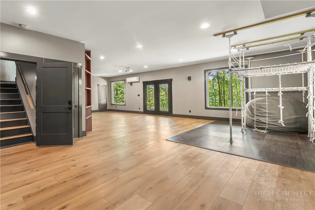 Image number 5 for the current listing