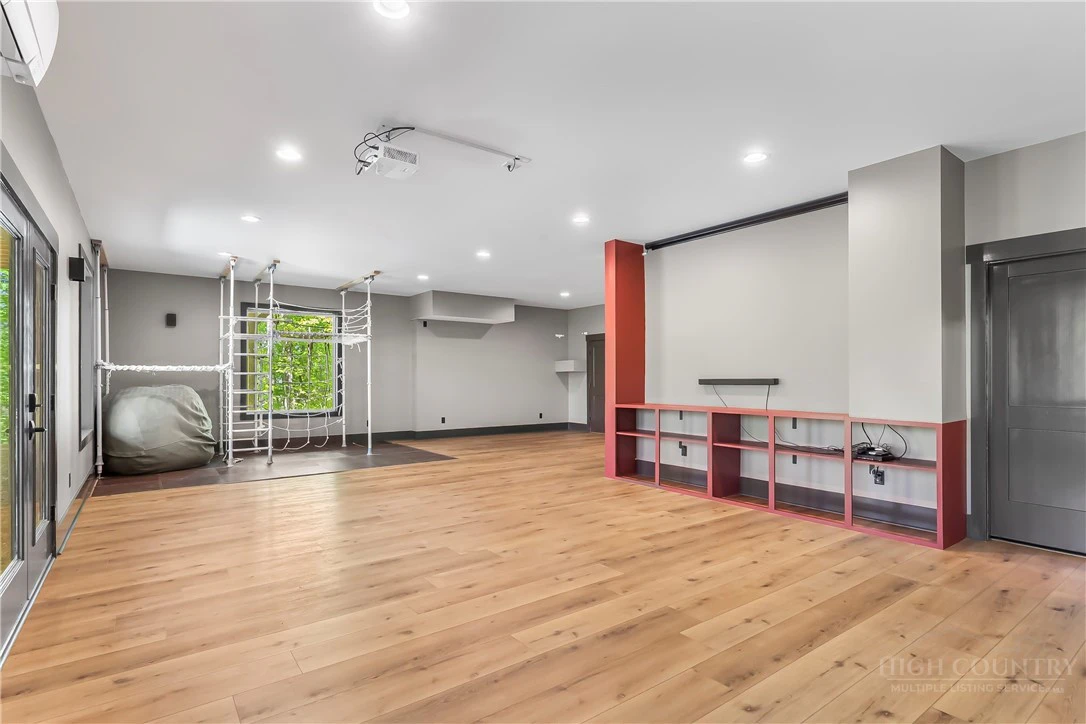 Image number 6 for the current listing
