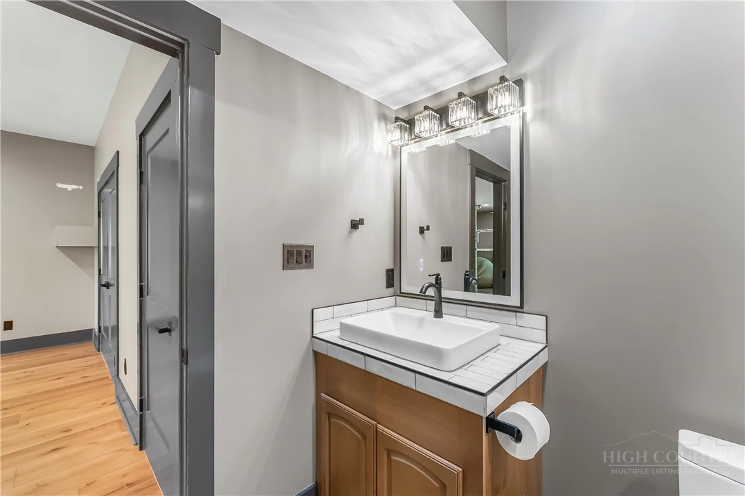 Image number 7 for the current listing