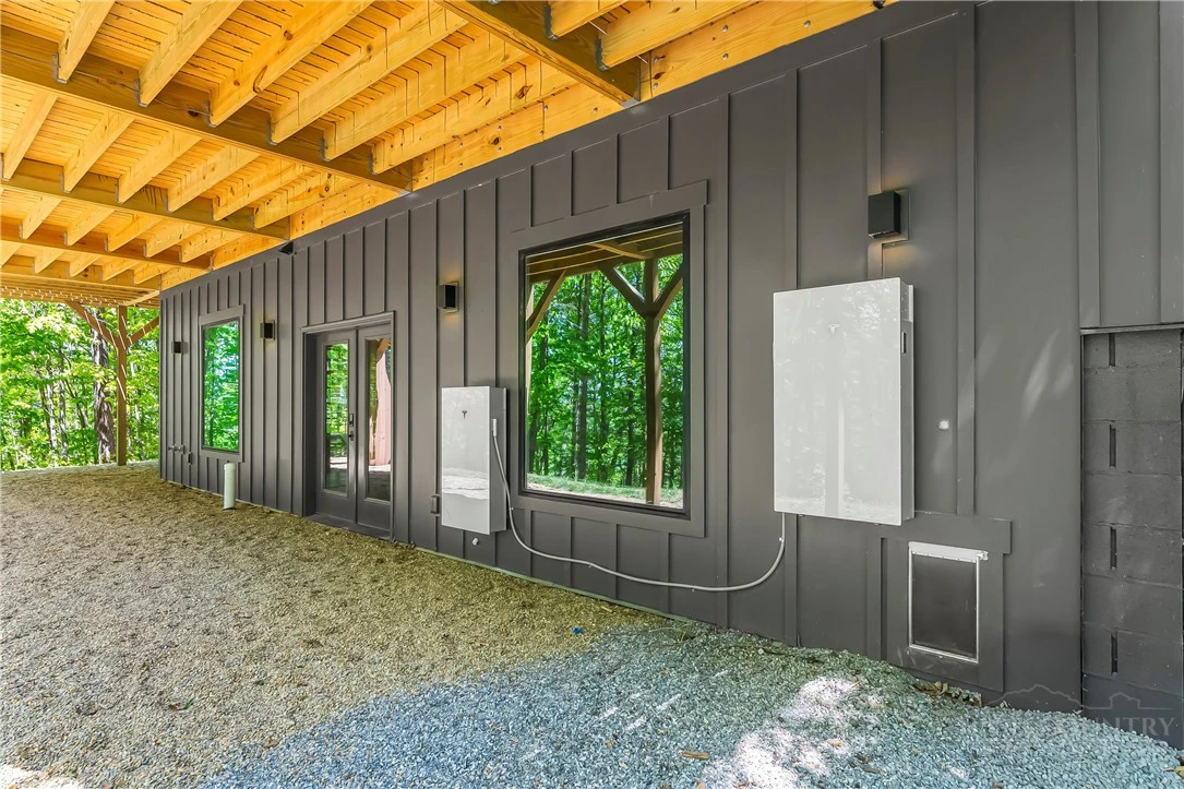 Image number 17 for the current listing