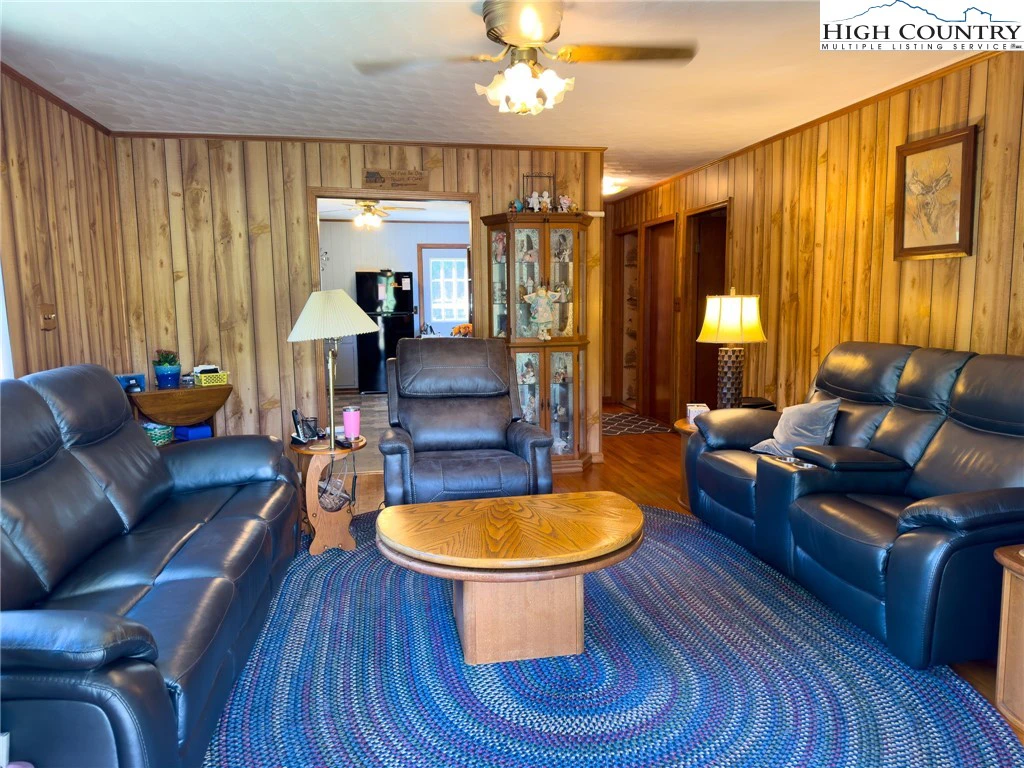 Image number 21 for the current listing