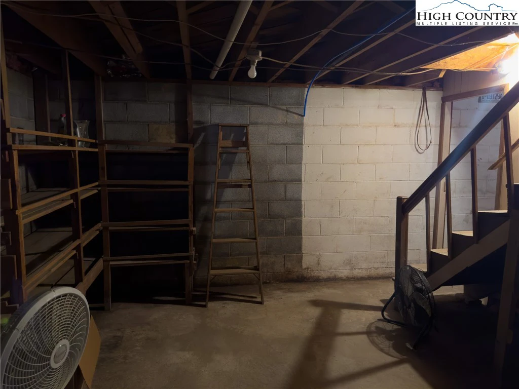 Image number 11 for the current listing