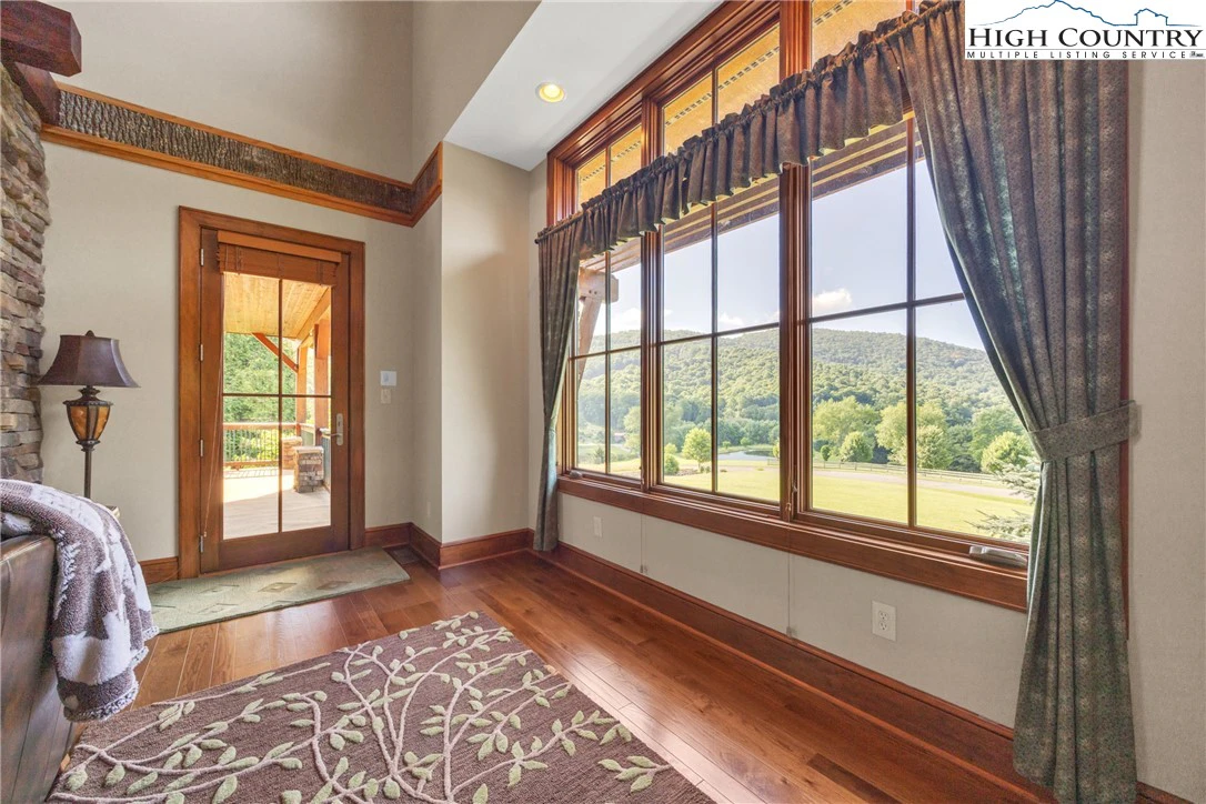 Image number 9 for the current listing