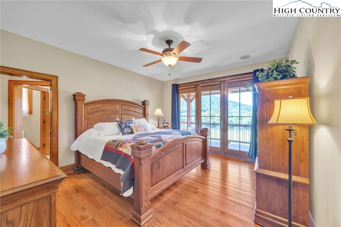 Image number 4 for the current listing