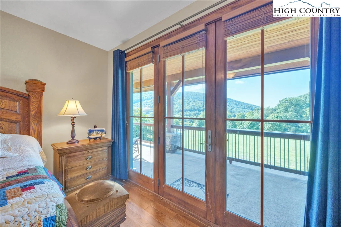 Image number 3 for the current listing