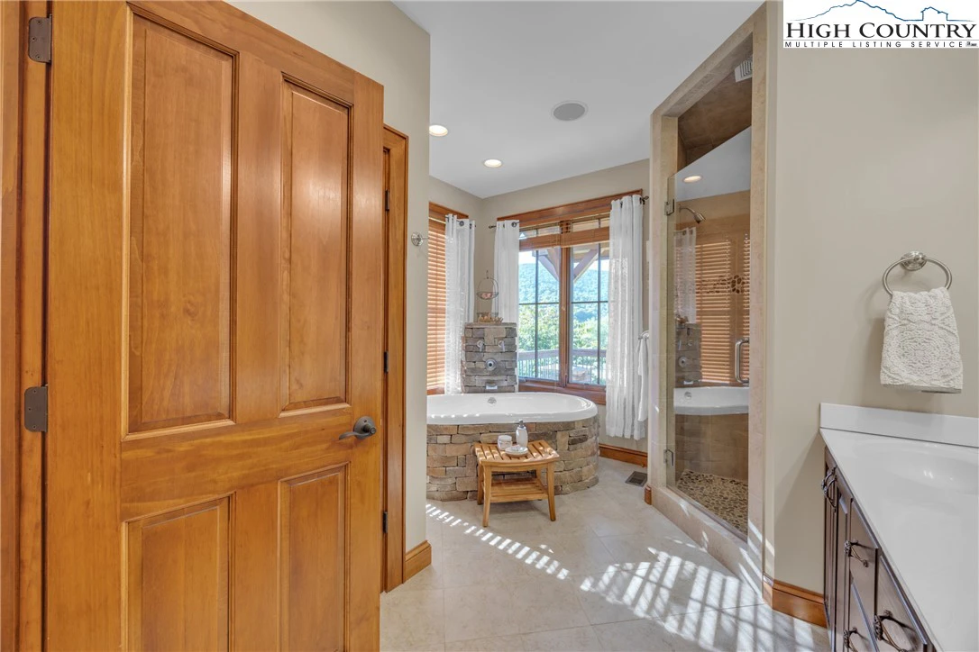 Image number 14 for the current listing