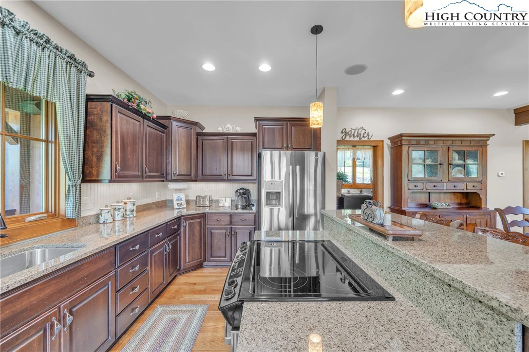 Image number 1 for the current listing