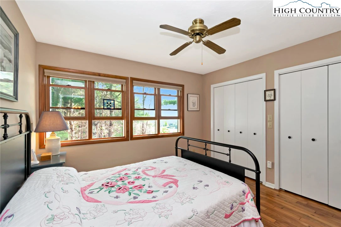Image number 1 for the current listing