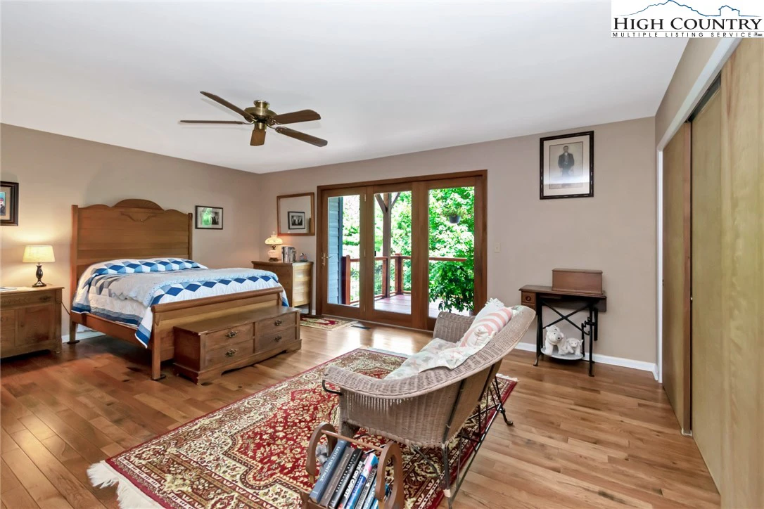 Image number 15 for the current listing