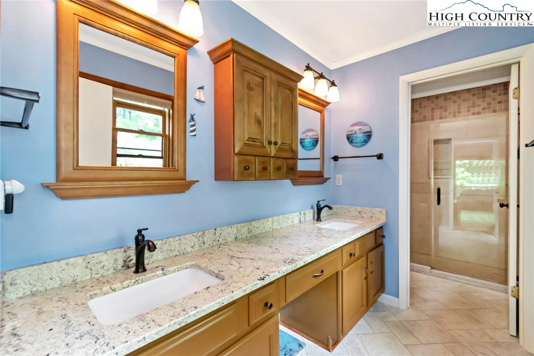 Image number 11 for the current listing