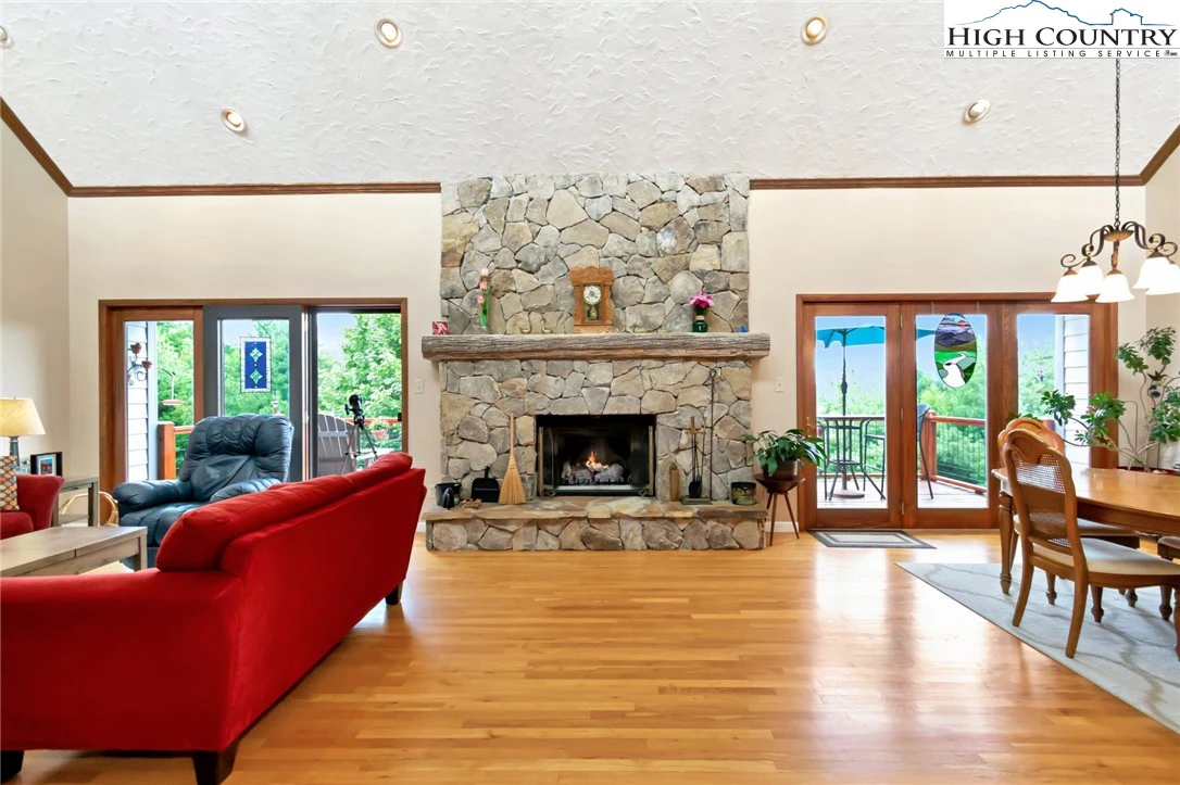 Image number 13 for the current listing