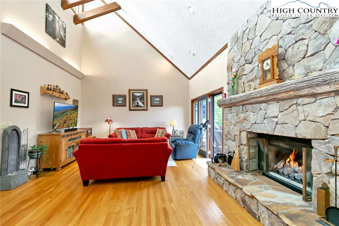 Image number 21 for the current listing