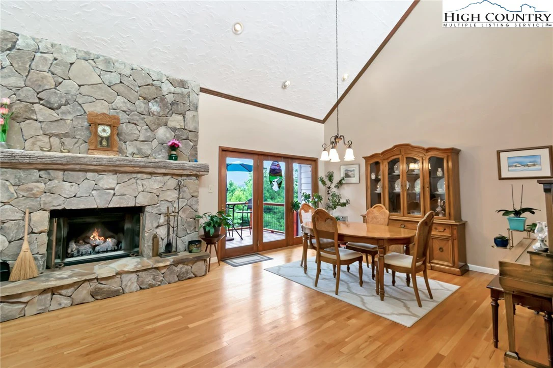 Image number 8 for the current listing