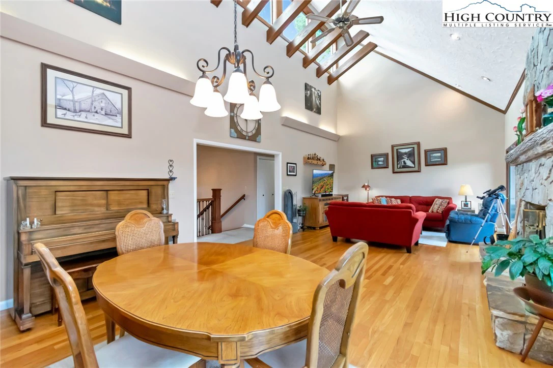 Image number 17 for the current listing