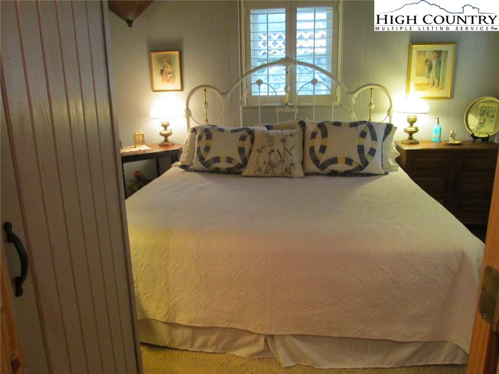 Image number 3 for the current listing