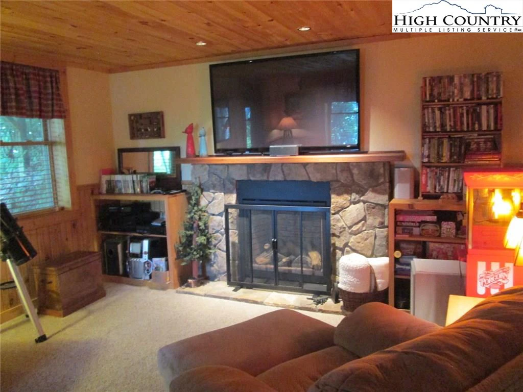 Image number 13 for the current listing