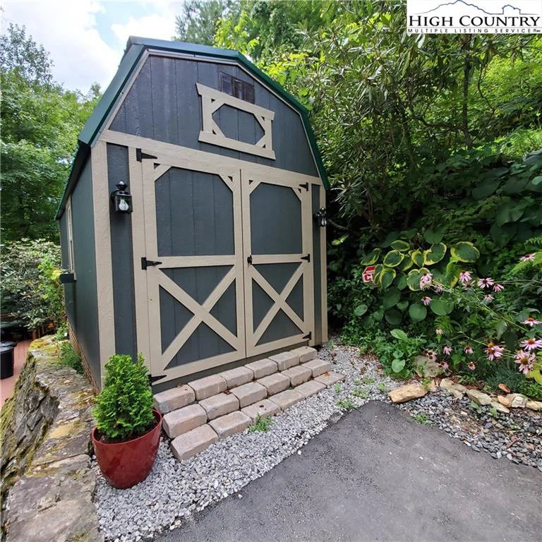 Image number 18 for the current listing