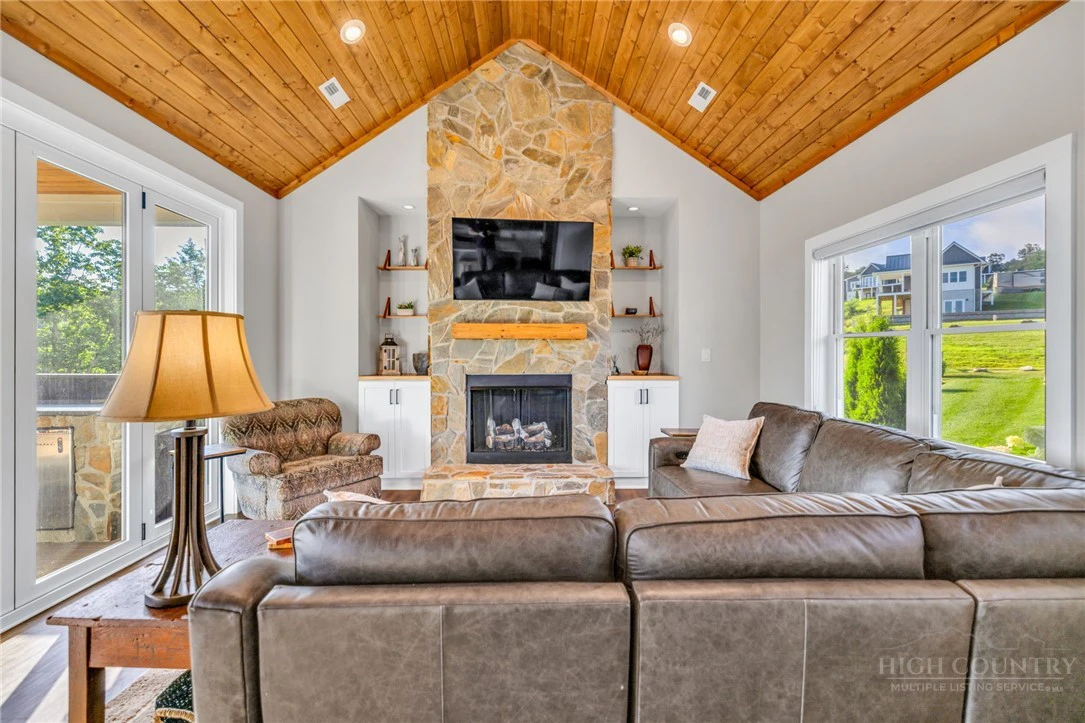 Image number 4 for the current listing