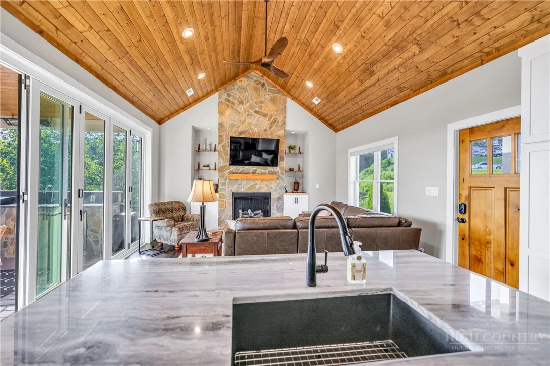 Image number 11 for the current listing