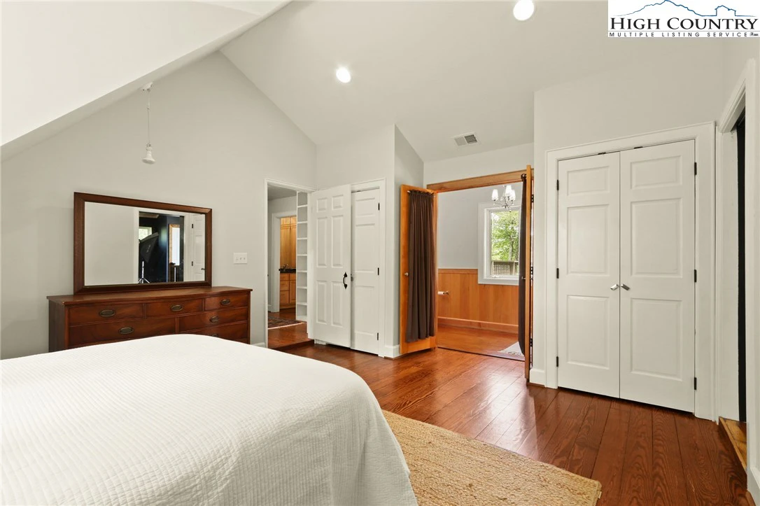 Image number 13 for the current listing