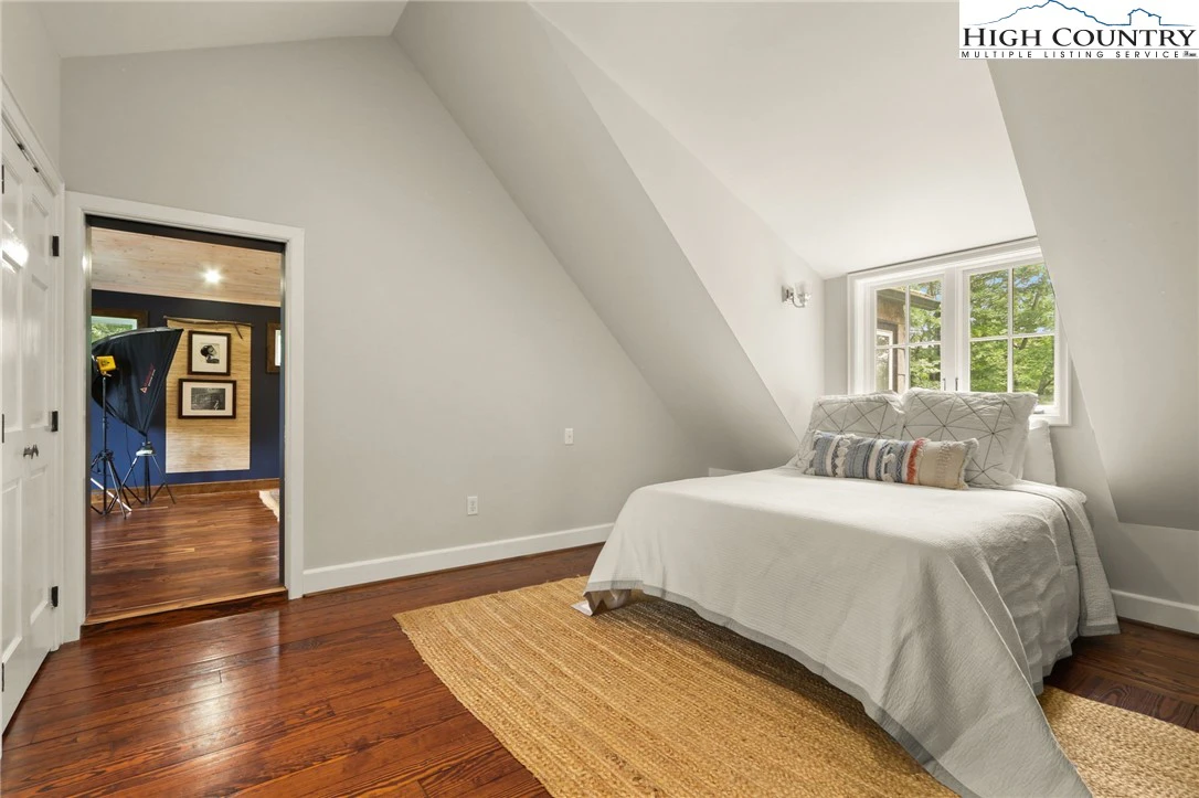 Image number 2 for the current listing
