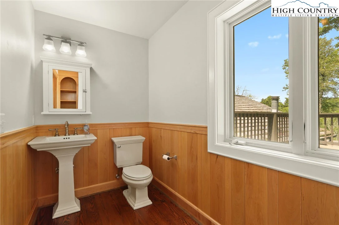 Image number 15 for the current listing
